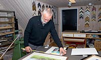 Nr en bild, teckning, akvarell, etsning eller litografi ska glasas och ramas fr den inte ligga direkt mot glaset. En passepartout skyddar och framhver bilden. Det frsta valet r att vlja frg och bredd p passepartouten.